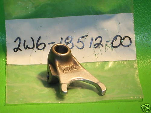 HORQUILLA DE CAMBIO YAMAHA IT125 IT175 YZ100 YZ125 #2 NOS OEM # 2W6-18512-00-00 Foto 1 de 1