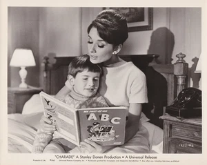1963 Press Photo Actress Audrey Hepburn and Thomas Chelimsky stars in "Charade" - Picture 1 of 2