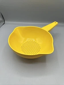 Vintage Tupperware Yellow 1 Qt Colander Strainer Dual Spouts Handle 1200-3 - Picture 1 of 8