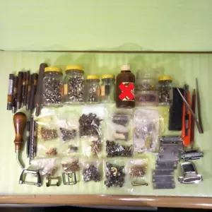 Piezas artesanales de cuero herramientas de trabajo del cuero perforador con estuche cuero artesano usado JPN - Imagen 1 de 10