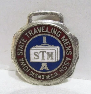 Iowa State Travel Mens Assn. RELOJ DES MOINES, IA, ESMALTE LLAVERO VINTAGE STM - Imagen 1 de 2