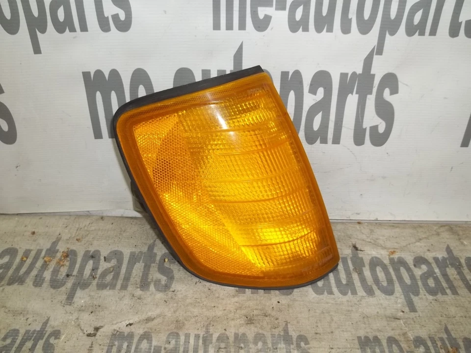 86-93 MERCEDES W124 OEM LADO DERECHO PASAJERO ESQUINA DELANTERA LUZ GIRATORIA LÁMPARA Foto 1 de 4