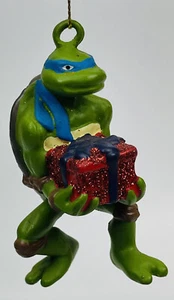 Teenage Mutant Ninja Turtles Leonardo Holding Gift Christmas Ornament 2007 - Bild 1 von 5