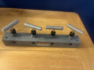 Colector hidráulico de flujo dividido Enerpac AM41 1 entrada 4 puertos de salida 700 bar - Imagen 1 de 7