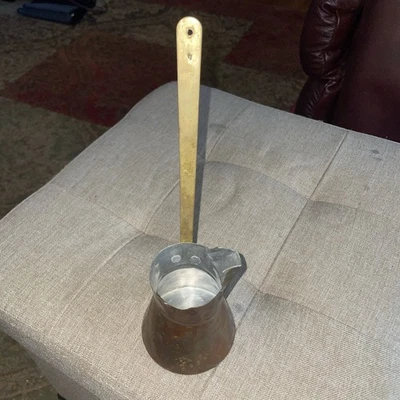 Cafetera turca vintage de cobre martillado con mango de latón Foto 1 de 4