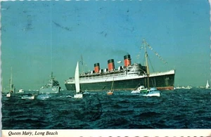Queen Mary Escorted by Thousands of Small Craft, Fireboats Postcard - Picture 1 of 2