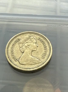 Rare 1983 Queen Elizabeth II One Pound Coin Error "Decus Et Tutamen" Upside Down - Picture 1 of 4