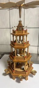 Traditionelle erzgebirgische 4-stufige Weihnachtskrippenpyramide aus Holz - Bild 1 von 8