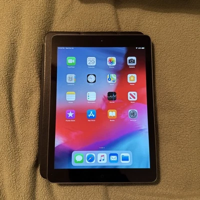 Apple iPad Air 1st Gen. A1474 16GB - Space Grey 9.7 w/Apple Smartcase Bundle  - Image 1 of 4