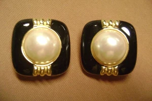 ORECCHINI VINTAGE CUPOLA FINTA PERLA SMALTO NERO 1" QUADRATI CLIP ON - Foto 1 di 4