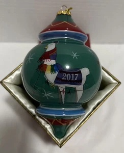 Pier 1 le Bien Weihnachtsschmuck mundgeblasenes Glaslama im Schal - Bild 1 von 11