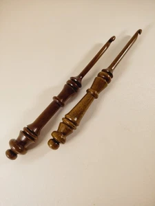 Juego de 2 ganchos de ganchillo de madera tallados a mano talla 15 manchados de madera - Imagen 1 de 4