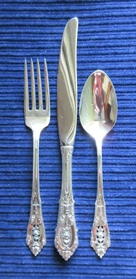 Rose Point Wallace ¡Juego de 3 piezas para jóvenes/junior! ¡Como nuevo! ¡Sin mono! Foto 1 de 4