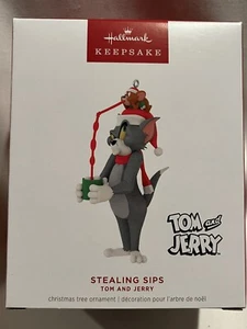 Hallmark Ornament 2024 Tom & Jerry Stealing Sips - Imagen 1 de 9