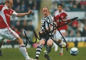 NEWCASTLE, MAN UNITED & ENGLAND: NICKY BUTT FIRMATO 6x4 FOTO AZIONE + CERTIFICATO DI AUTENTICITÀ - Foto 1 di 1