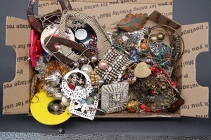 Vtg Craft Repair Costume Jewelry Lot USPS Small Flat Rate Box JL101925-13 - Picture 1 of 21