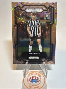 2023-24 Panini Prizm Premier League Lewis Miley #72 Laser Prizm (RC) - Foto 1 di 2