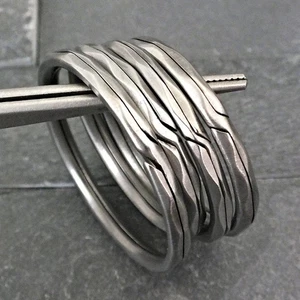 Vier (4) Vintage Schlüsselanhänger - FACETTENRAND Spaltringe - Ref.k755 - Bild 1 von 3