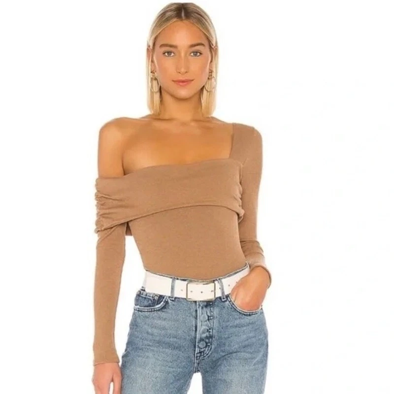 Body Acanalado Lovers and Friends Florence Un Hombro Mangas Largas Marrón Tostado Foto 1 de 4