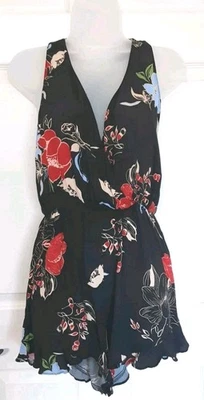 Mameluco exuberante para mujer pequeño negro con estampado floral rojo cintura elástica sin mangas Foto 1 de 4