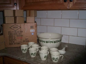 Formalities by Baum Bros Holly Berrie Bowle Schüssel Set 8 Tassen, Schüssel & Schöpfkelle Neu im Karton - Bild 1 von 15