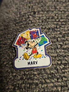 Prendedor con nombre de Mickey Mouse Disney vintage de Walt Disney World "MARV" - Imagen 1 de 2
