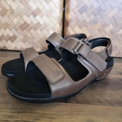 Босоножки Aravon женские 11 D коричневые с ремешками кожа комфорт от New Balance на танкетке - Изображение 1 из 4