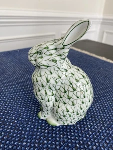 Vintage ANDREA by SADEK Fishnet BUNNY Rabbit Figurine Hand-painted Fishnet GREEN - Picture 1 of 5