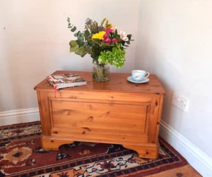 Vintage Polished Pine Coffer Blanket Toy Storage Box Coffee Table On Casters - Picture 1 of 12