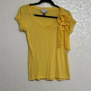 Camiseta MNG by Mango Amarilla Sólida Escote Acento Flor Manga Corta Elastizada M - Imagen 1 de 5