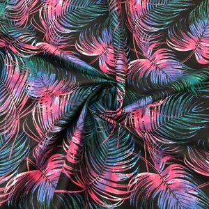 TELA PLUMAS GRANDES ROSA MORADO SOBRE NEGRO 100% ALGODÓN por metro - Imagen 1 de 2