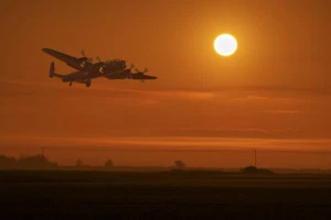 BBMF, Avro Lancaster, Leader, puesta de sol impresión en lona varios tamaños envío gratuito - Imagen 1 de 1