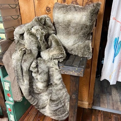 Manta de gran tamaño de piel de lobo sintética Paseo Road TR4001-LS-WF Foto 1 de 4