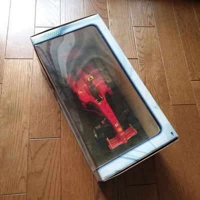 Hot Wheels Kimi Raikkonen Ferrari F1 scala 1/24 auto da corsa edizione limitata - Immagine 1 di 4
