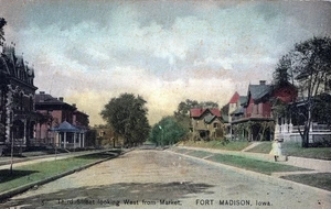 FORT MADISON IA - Dritte Straße Blick nach Westen vom Markt handkolorierte Postkarte - Bild 1 von 2