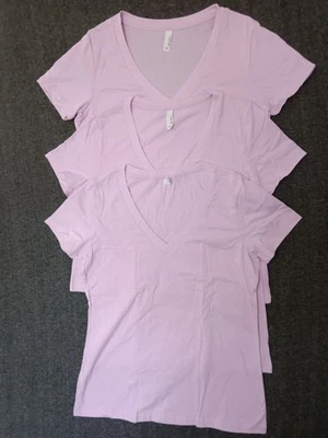 Camisa Next Level para mujer cuello en V manga corta clásica rosa XXL paquete de 3 Foto 1 de 4