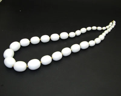 Collar Vintage Monet Blanco Lucite Distintivo Tono Dorado Cuentas Largo 27" Foto 1 de 4