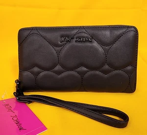 Betsey Johnson Black Quilted Heart Love Wallet Wristlet Zip Around NEW - Picture 1 of 13