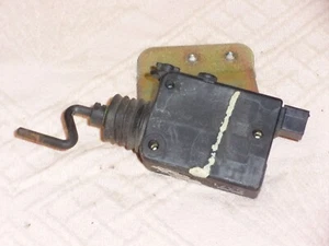 94 95 96 97 98 Saab NG 900 FUEL FLAP COVER LOCK MOTOR ACTUATOR & BRACKET OEM - Bild 1 von 2