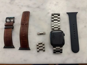 Apple Watch SE 2e génération 44 mm GPS Midnight Smartwatch - 2 bracelets, 2 chargeurs - Photo 1 sur 3