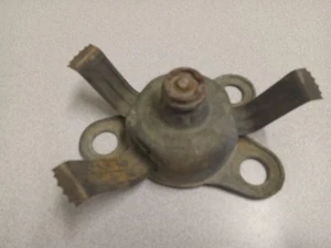 80s-90s GM Buick Cadillac Oldsmobile Wire Hubcap Locking Gray Key BRACKET Bolt - Picture 1 of 3