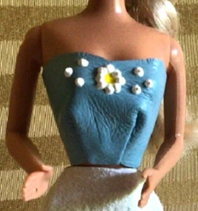 BLAUES TRÄGERLOSES TOP ECHTLEDER MIT WEISSEM GÄNSEBLÜMCHEN HANDGEFERTIGTE PUPPENKLEIDUNG - Bild 1 von 3