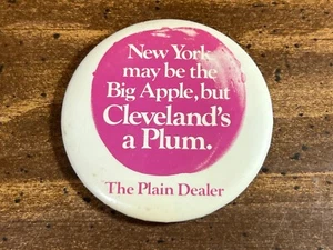 RARE Version Vintage 1981 ~ Cleveland's a Plum / The Plain Dealer Pin - Bild 1 von 8