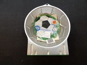 Fußball mit Original Heft Wilton Metall Kuchenform Backform 70er VINTAGE - Bild 1 von 3