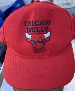 Gorra Snapback De Colección Chicago Bulls Sombrero Rojo Logo Oficial NBA Etiqueta Retro Baloncesto - Imagen 1 de 3