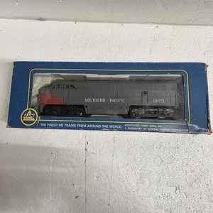 AHM Gray Plastic HO Scale Southern Pacific Locomotive Train - Picture 1 of 11