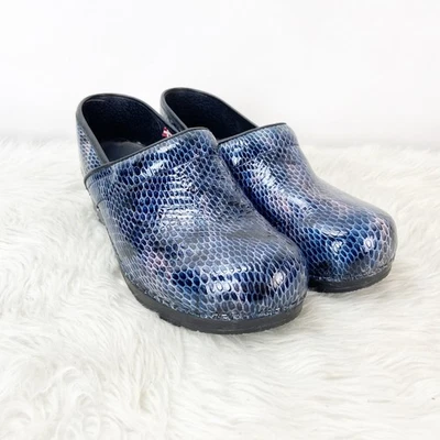Zuecos cómodos de enfermería Sanita 42 EU 12 EE. UU. para mujer con estampado a escala azul charol Foto 1 de 4