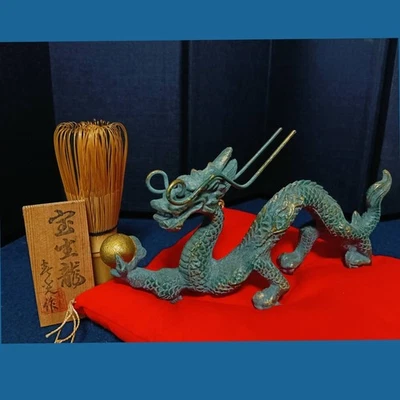 Dragón de Hierro Japonés Sosteniendo Estatua de Perla Llameante 8.3 pulgadas con Cojín Zabutón Rojo Foto 1 de 4