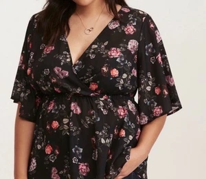Neu ohne Etikett Torrid schwarz Blumenmuster V-Ausschnitt Pullover Shirt Größe 1 - Bild 1 von 7