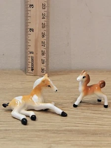 2 Miniatur Bone China Pferde Figuren Lot Bay Fohlen Pony Japan - Bild 1 von 11